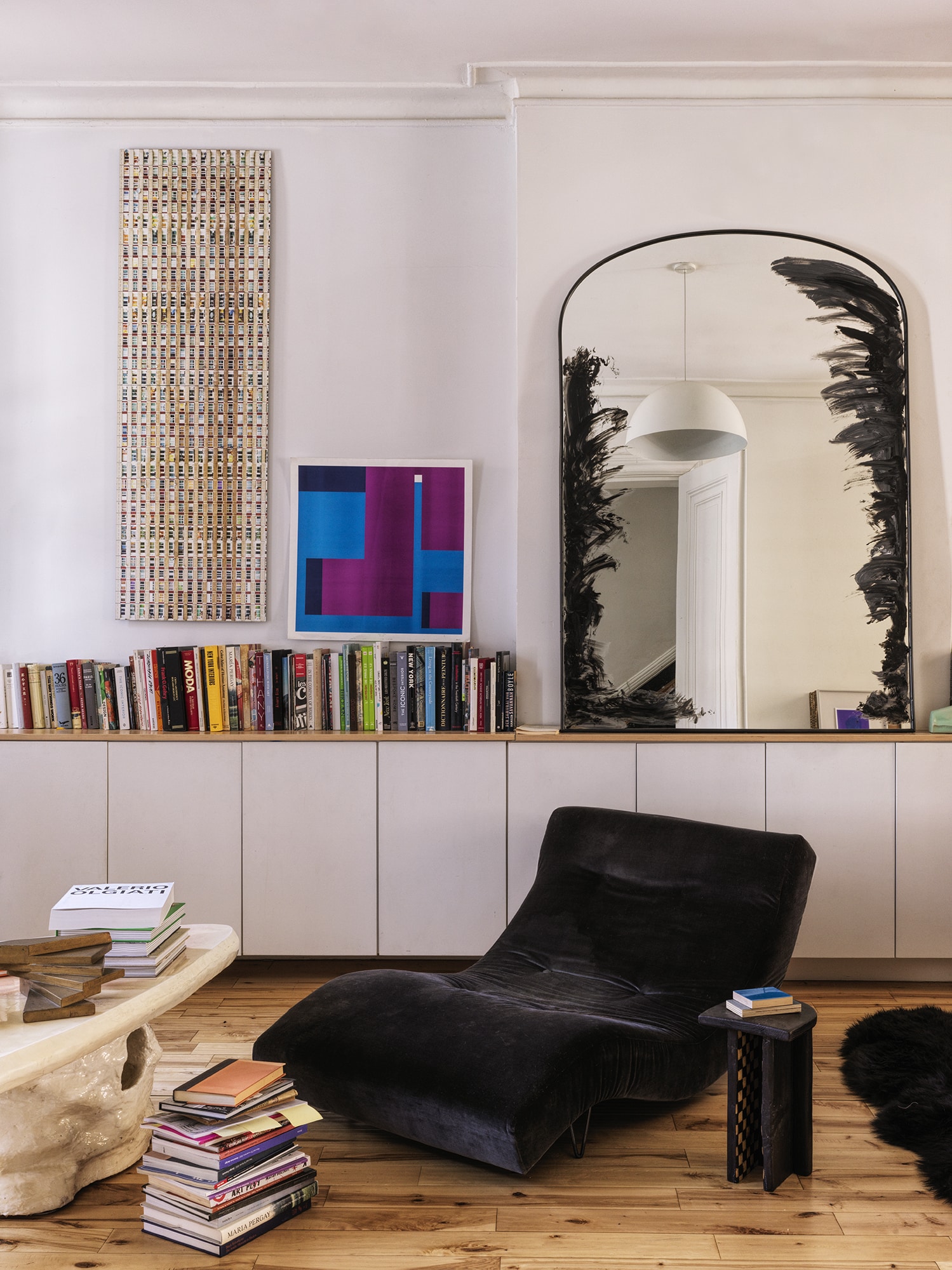 WHITE CONSOLE WITH BLACK CHAIR