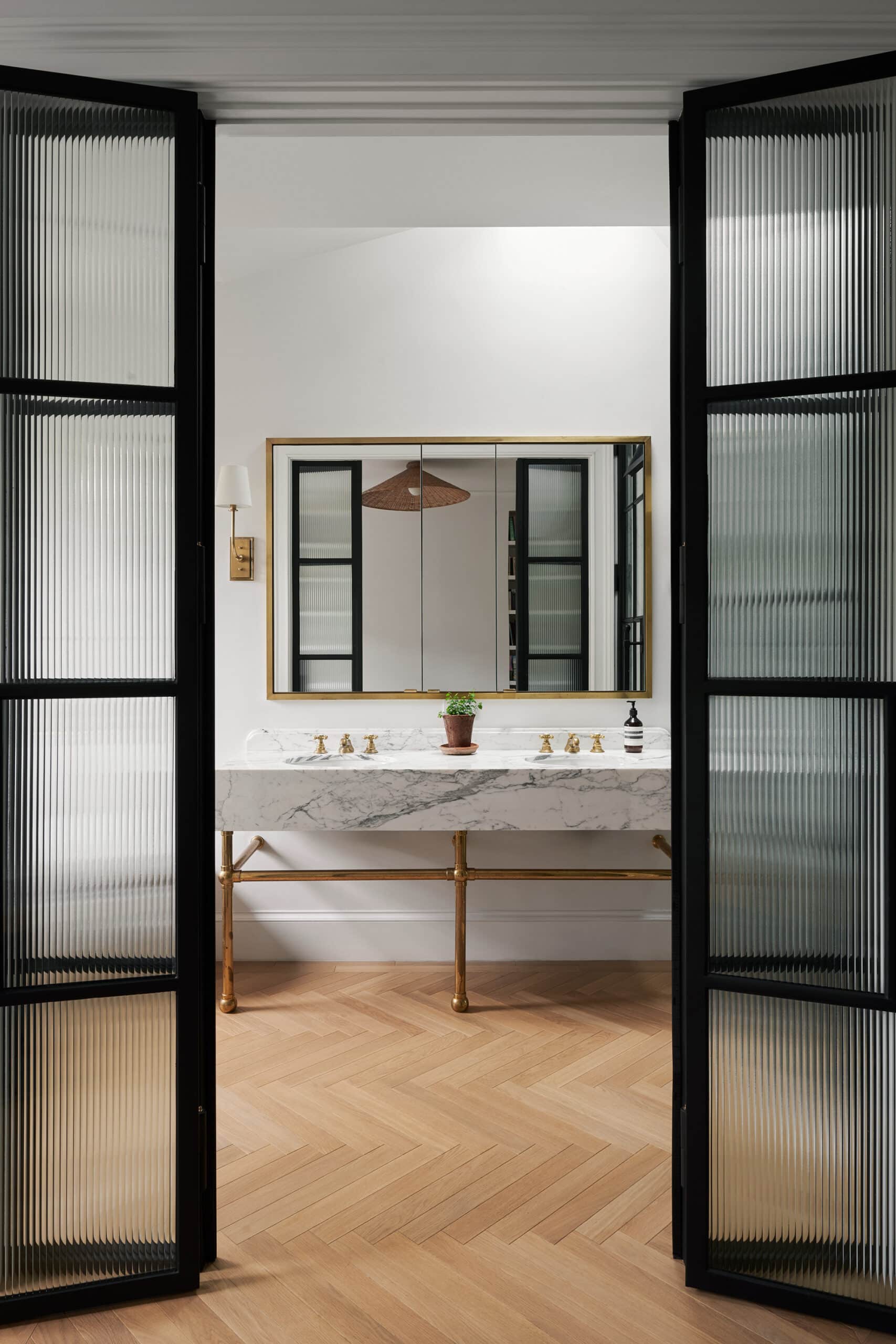 DOUBLE SINKS PRIMARY BATH