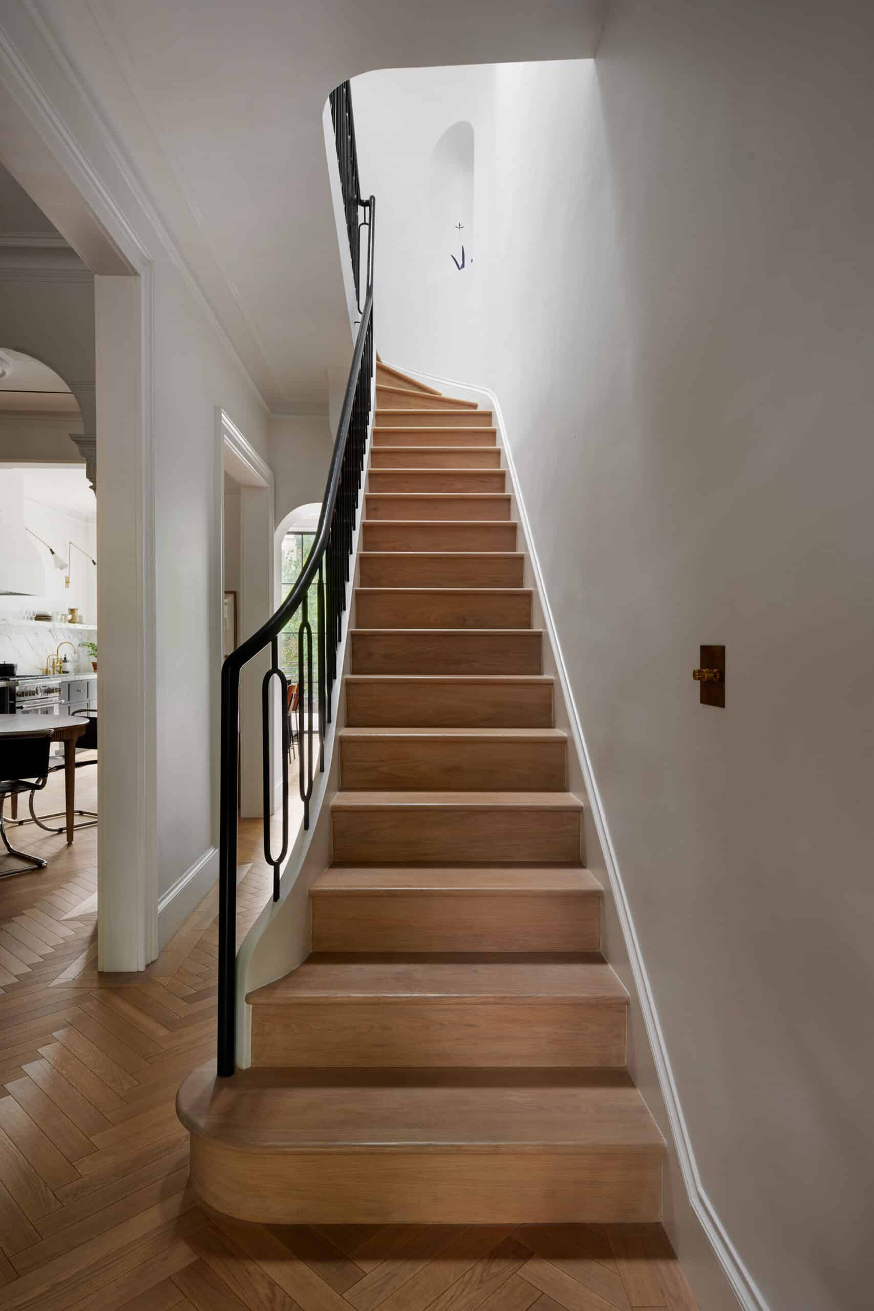 ENTRY HALL STAIR GOING UP