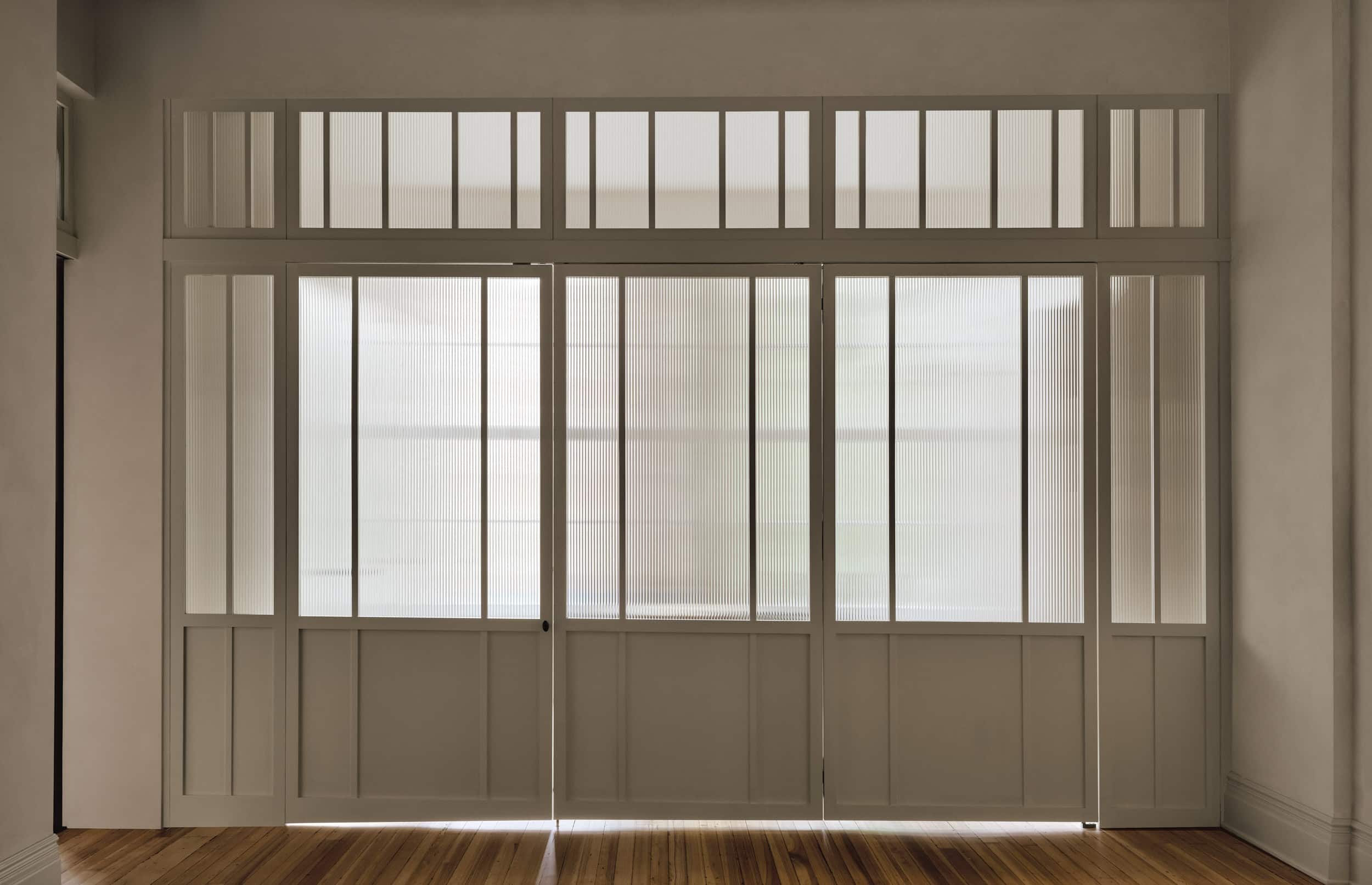 DIVIDING WALL CLOSED